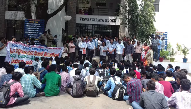 Vasavi College Reduced Fees Due To Parents Strike - Sakshi