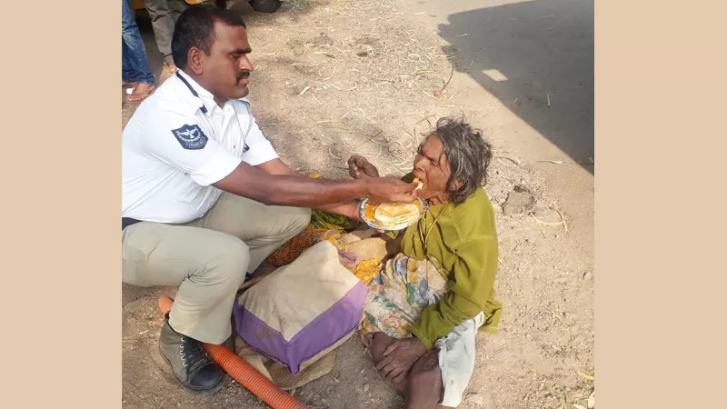 Hyderabad Police Home Guard Helps Homeless Old Woman Pics Goes Viral - Sakshi