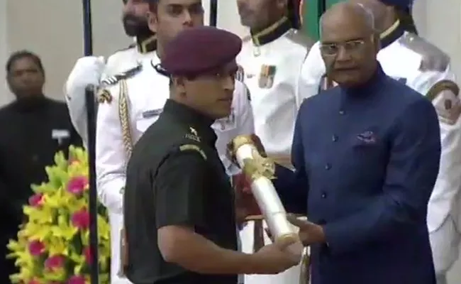 MS Dhoni Receives Padma Bhushan Award At Rashtrapati Bhawan - Sakshi