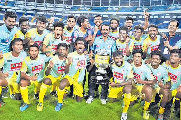 Kerala beat Bengal to win Santosh Trophy - Sakshi