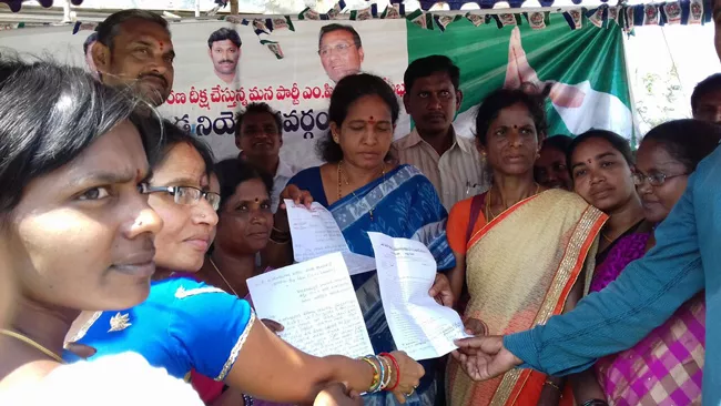 Anganwadi Workers Demanding Hike In Salaries - Sakshi