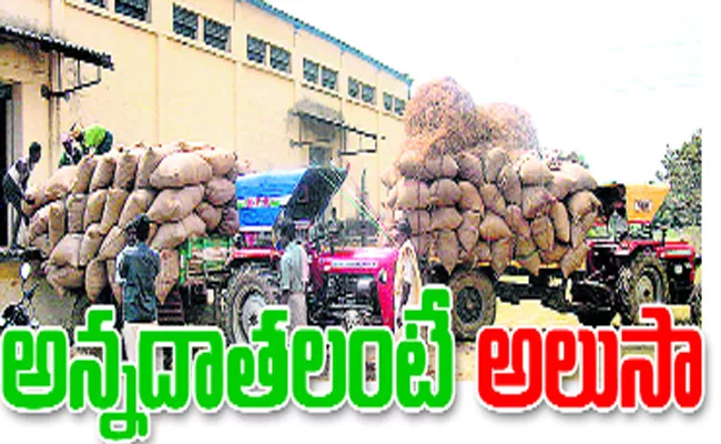 Farmers Suffering With Lack Of Godowns Facilities - Sakshi