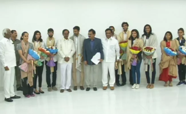 CommonWealth winners meet cm kcr - Sakshi