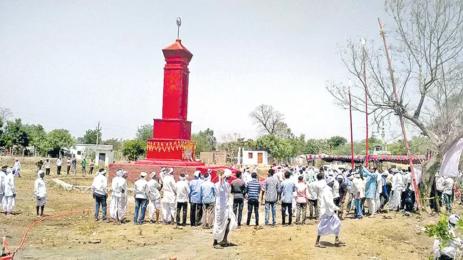 Indravelli People Pay tribute to Leaders - Sakshi