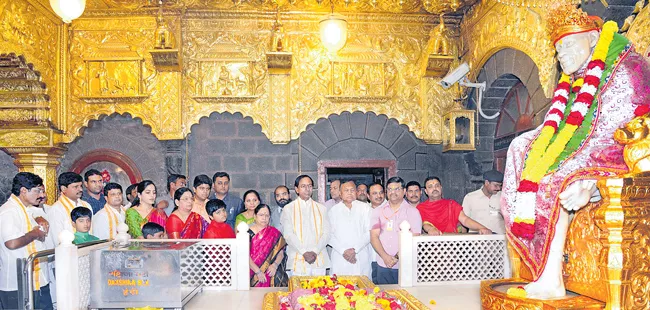 CM KCR Visits Shirdi Sai Baba Temple With His Family  - Sakshi