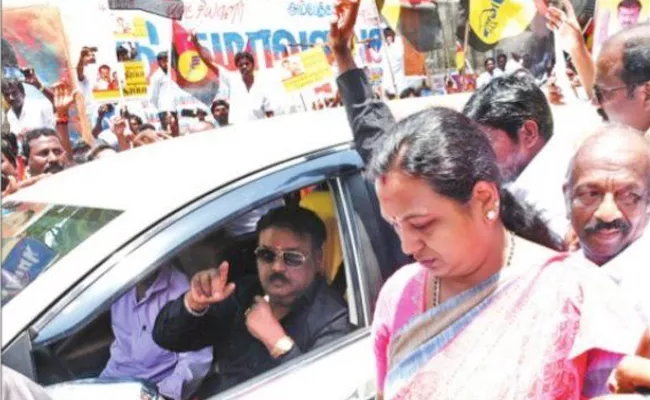 Vijayakanth Premalatha arrested for rallying to Raj Bhavan - Sakshi