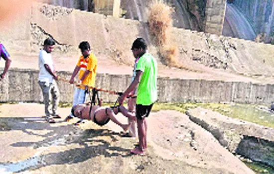 Man Fell Down Into Vengalaraya Sagar Project In Vizag - Sakshi