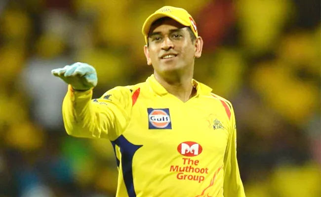 Fan Girl Proposes MS Dhoni In Rajasthan Royals Match - Sakshi