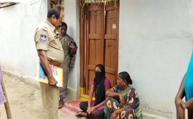 Girl Protest Infront Of Boyfriend House In Mahabubnagar - Sakshi