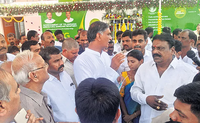 Minister Harish Rao Starts Vegitable Stall In Manikonda - Sakshi