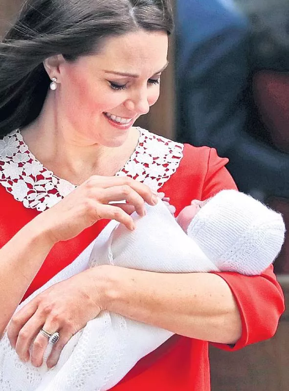 Duchess of Cambridge gives birth to baby boy - Sakshi