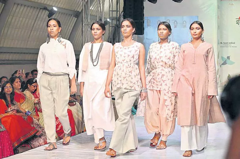 Female Prisoners Khadi Designing - Sakshi