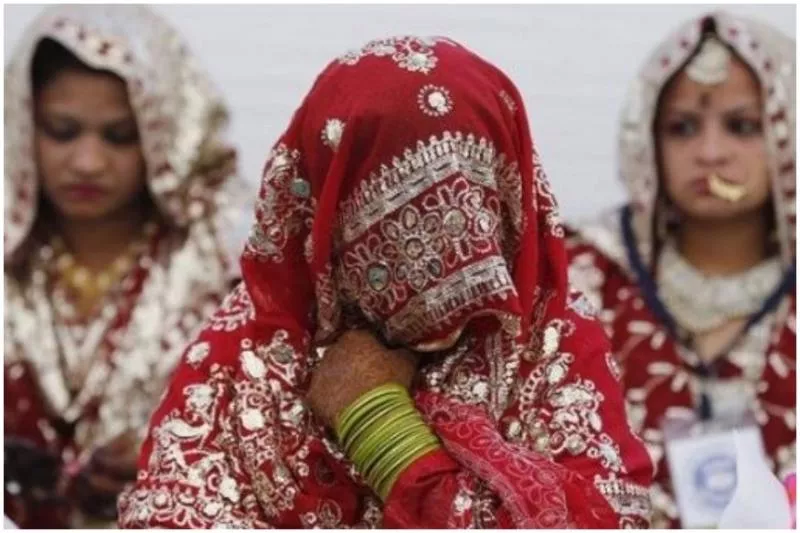 Girl Posed As Man To Marry Another Girl In UP - Sakshi