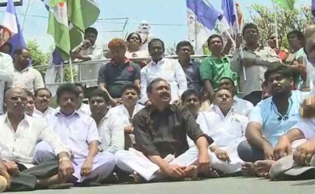 YSRCP leadar Bhumana Karunakar Reddy protest for Special Status  - Sakshi