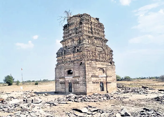 Disappearing Bhupalapalli Nayanpaaka Mandir specializes - Sakshi