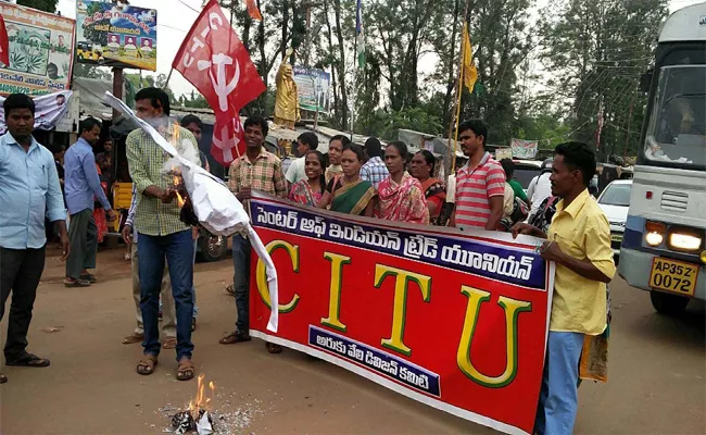 CM Chandrababu Naidu Scarecrow Burning In Araku - Sakshi