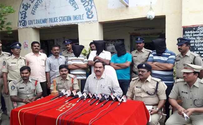 Railway Police Caught Gold Biscuits Theft Gang In Ongole - Sakshi