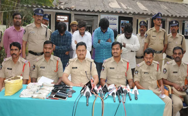 Cricket Betting Gang Arrested In Kadapa District - Sakshi