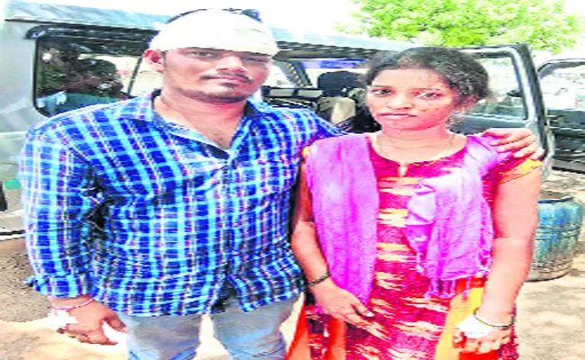 Couple Marriage Meet The Police Station In Warangal District - Sakshi