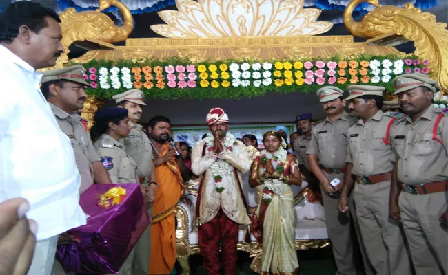 Karimnagar Police Humanity Help To A Girl Marriage - Sakshi