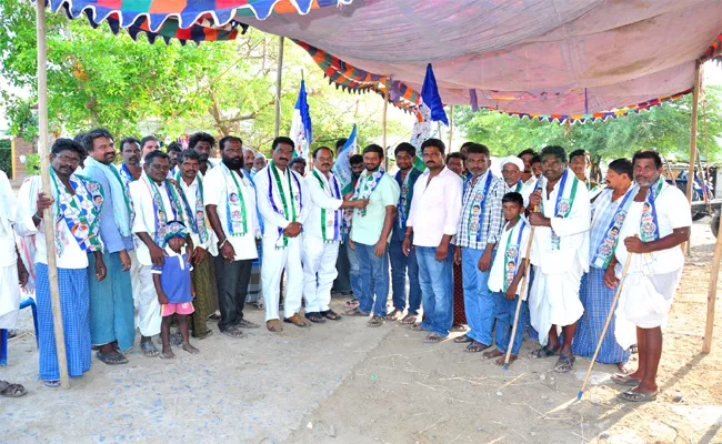 Join In YSRCP Party Nalgonda District  Peoples President Narsi Reddy - Sakshi