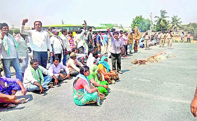 Farmers Staged A Rastha Roko In Suryapet Market - Sakshi