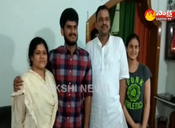 Ex CBI JD Lakshmi Narayana Son Praneeth Secure 196th rank in CIvils - Sakshi