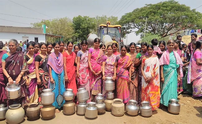 PeoplS Face Problems With Drinking Water In Khammam District - Sakshi