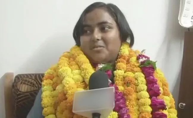 Farmer Daughter Tops In UP Class Tenth Board Exam - Sakshi