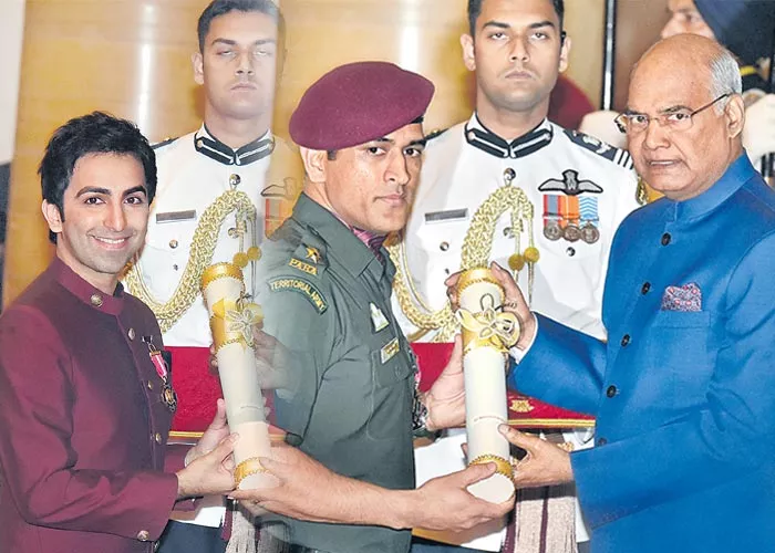 MS Dhoni walked like an army man to receive Padma Bhushan - Sakshi