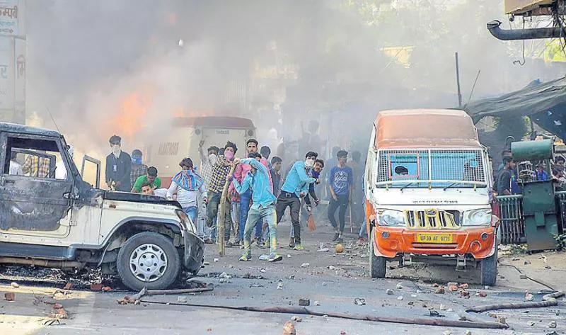 Dalit groups Bharat bandh protest turns violent, leaves eight dead - Sakshi