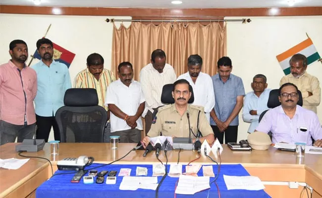 Police Arrests Matka Gang Members In Karimnagar - Sakshi