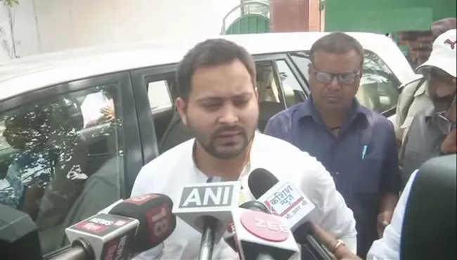 Tejashwi Yadav Asks AIIMS Authorities On  Lalu Shifting Issue - Sakshi