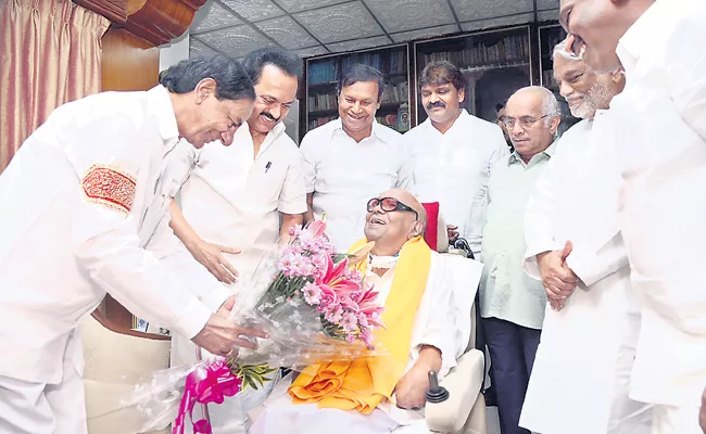 CM KCR Meets DMK Chief Karunanidhi In Chennai - Sakshi