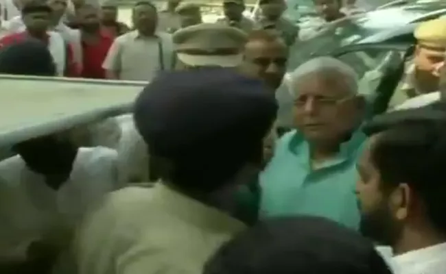 Lalu Prasad Yadav Argues With Policeman At Delhi Railway Station - Sakshi