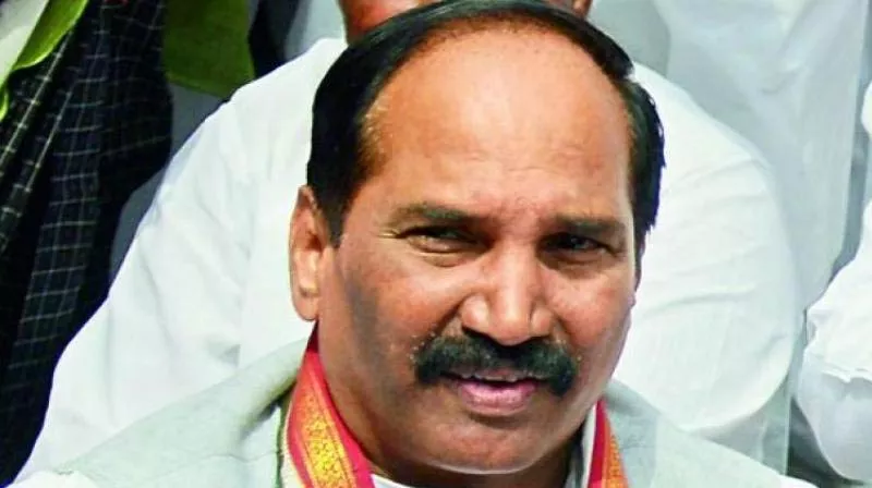 TRS leaders hit back at Uttam Kumar Reddy - Sakshi