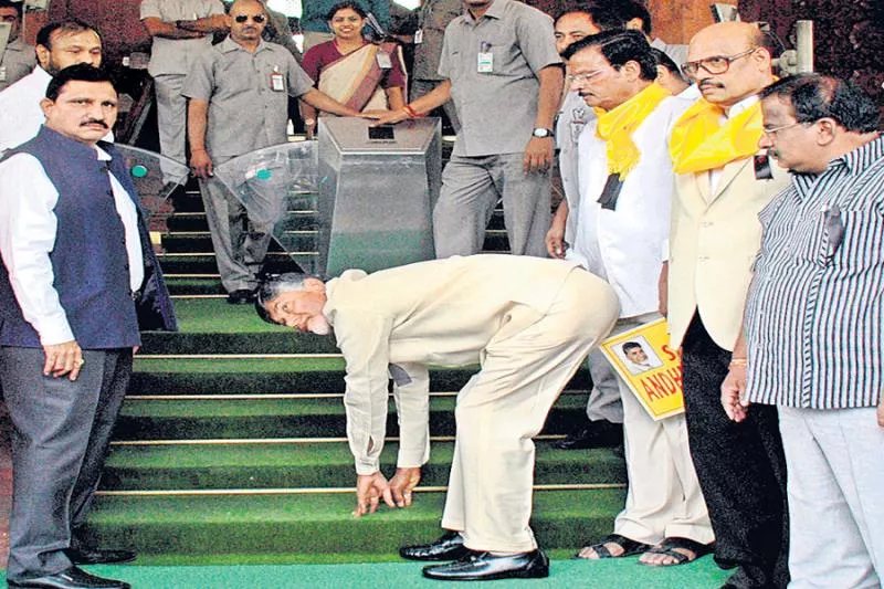 CM Chandrababu strange stunts at Delhi - Sakshi