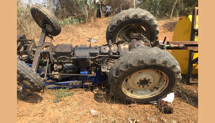 Tractor roll over..one dead - Sakshi