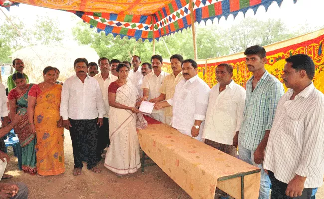 MLM's visit to many families - Sakshi