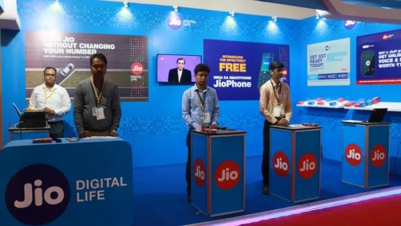 Reliance Jio Looks To Hire 3,000 Executives - Sakshi