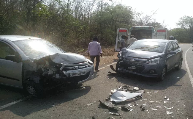 Four Members Injured In Road Accident - Sakshi