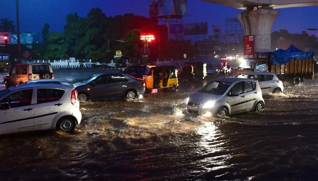 Heavy Rain in Hyderabad, Huge Traffic Jam in City - Sakshi