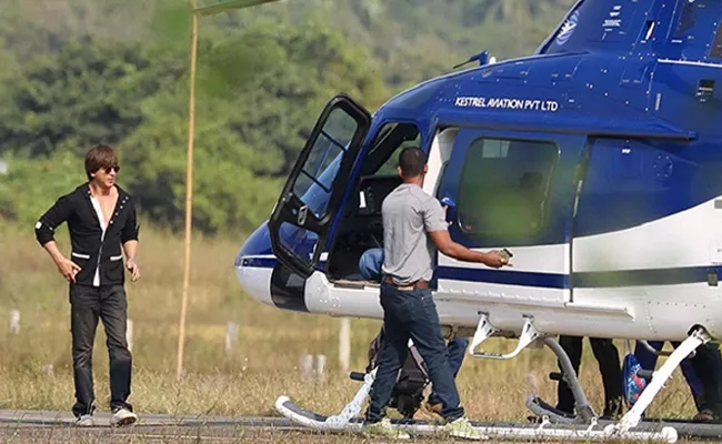 Shah Rukh Khan Takes A Chopper To Shoot Daily - Sakshi