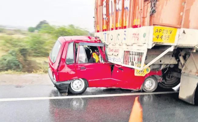 MLA Bajireddy Govardhan PA And His Wife Died In Road Accident - Sakshi