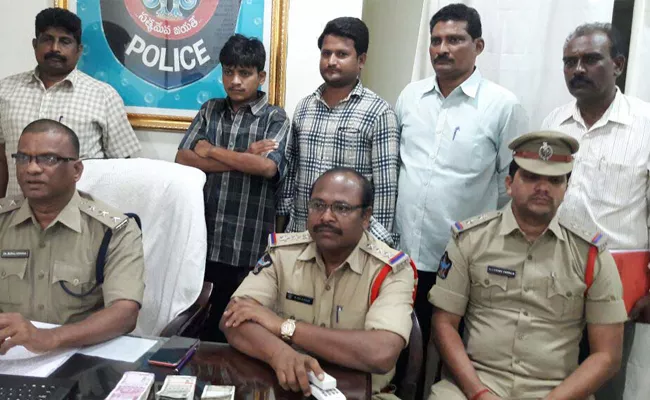 Man Arrest In Auto Mobile Shop Robbery Case - Sakshi