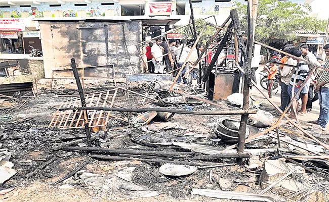 Fire hits fast food restaurant  - Sakshi