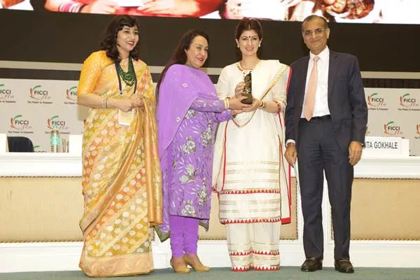 Twinkle Khanna Receives FLO Icon Award - Sakshi