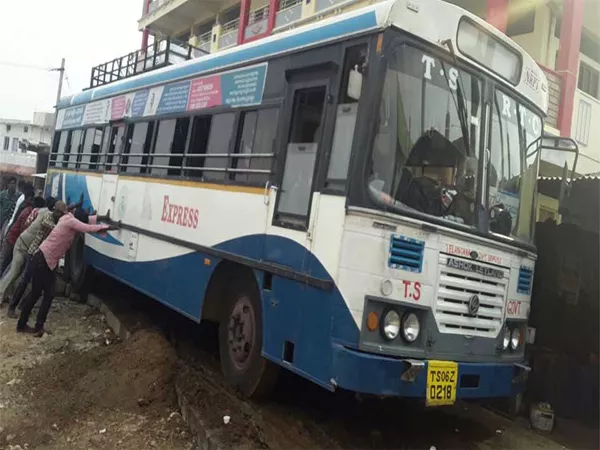 Road Accident In Mahabubnagar District Rtc Bus - Sakshi