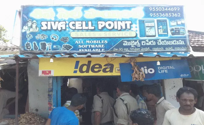 Theft in the cellphone shop - Sakshi