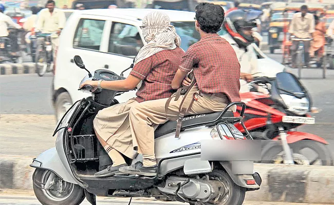 Tamilnadu Traffic Dcp Appriciate Hyderabad Traffic Rules - Sakshi